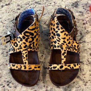 Dingo leather in leopard sandals 8.5